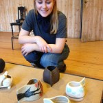 Anna Christine Borck med fire af de øvelser, eleverne i Keramik lavede i begyndelsen af kurset.