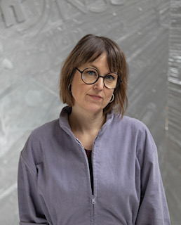 Trine Boesen (2023) kunstner. maler. underviser kunsthøjskolen. Foto: Frida Gregersen.